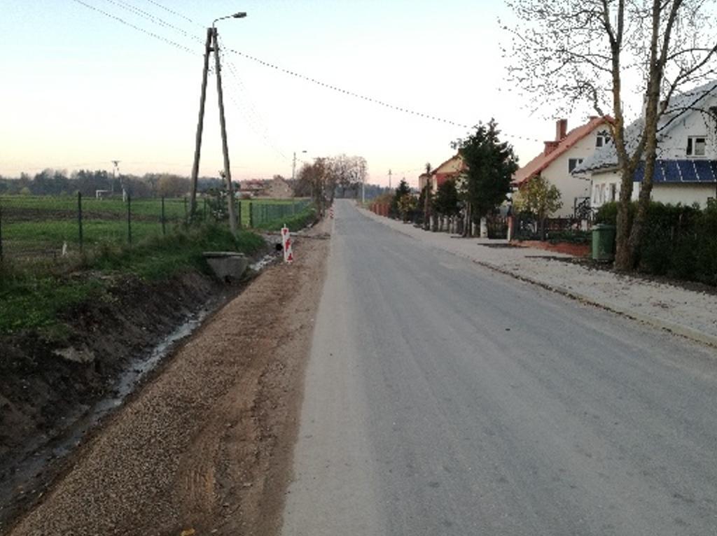 Ulica Mleczna w Siedliskach jest już asfaltowa Jeszcze przed okresem zimowym udało się zakończyć budowę kolejnej drogi gminnej.