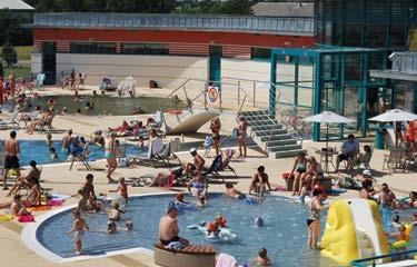 25 m, npełniony wodą o temperturze 26 C, posidjący sześć torów czynny od czerwc do końc sierpni, Dodtkowe trkcje znjdujące się n terenie kompleksu to fontnn chłodząc z 24 dyszmi
