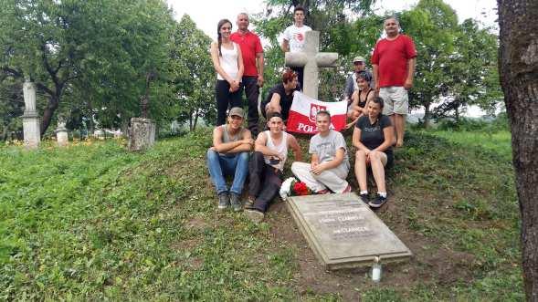 MOGIŁĘ PRADZIADA OCAL OD ZAPOMNIENIA W pierwszych dniach wakacji, już drugi rok z rzędu, młodzież Zespołu Szkół Licealno-Gimnazjalnych w Mirsku wraz z nauczycielami wyjechała na Ukrainę, by