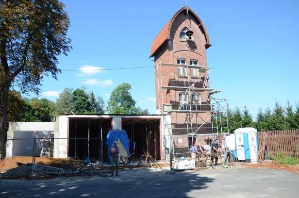 Nowe/stare wejście do szkoły dlowo-usługowa Arkadiusza Leśniańskiego z Mirska wyremontowała i ociepliła ścianę szczytową sali gimnastycznej od strony boiska sportowego oraz wyremontowała wejście do