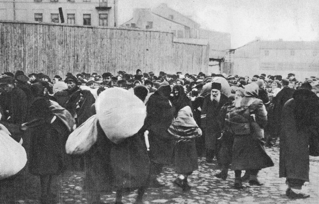 okupacji, nastąpiła prawie całkowita zagłada Żydów i Romów, powojenna zmiana