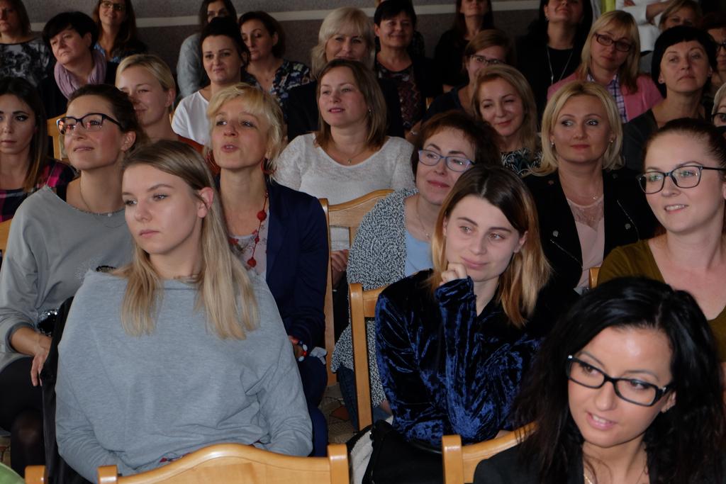 Po zakończeniu części oficjalnej goście zostali zaproszeni na poczęstunek przygotowany przez panie ze szkolnej stołówki oraz do obejrzenia pomocy