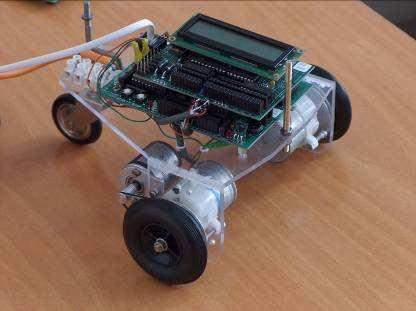 konstrukcję i rodzaj zastosowanych układów sterujących. 2.1. Minirobot kołowy m.r.k Minirobot przedstawiony poniŝej powstał w ramach grantu promotorskiego.