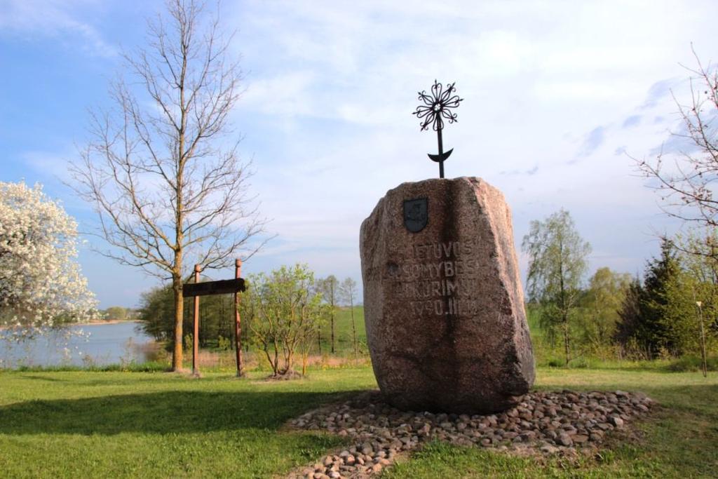 Kamień w gminie Puńsk z napisem upamiętniającym