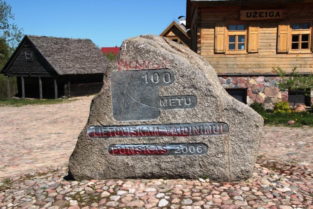 autor) Obelisk w Puńsku zniszczony w sierpniu 2011 r.