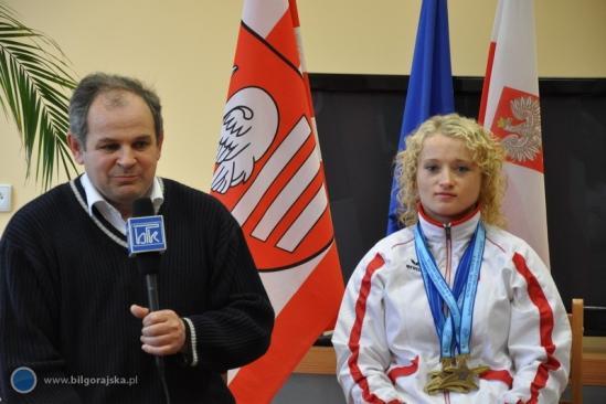 Na fladze biel jest u góry, ponieważ w naszej heraldyce ważniejszy jest kolor godła niż tła. Nasze barwy narodowe mają pochodzenie heraldyczne jako jedne z nielicznych w świecie.