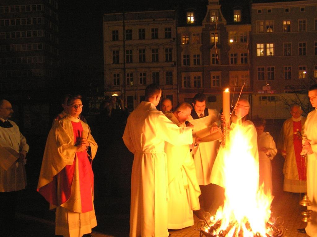 WIGILIA PASCHALNA W WIELKĄ NOC Zgodnie z bardzo dawną tradycją, ta noc powinna być czuwaniem na cześć Pana (Wj 12, 42).