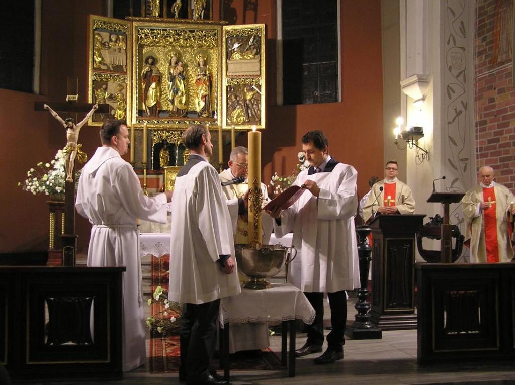 LITURGIA CHRZCIELNA Następuje śpiew Litanii do Wszystkich Świętych. Następnie kapłan błogosławi wodę chrzcielną.