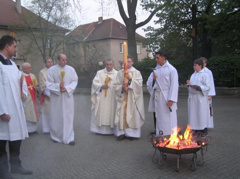 Chrystus wczoraj i dziś (żłobi pionowe ramię krzyża); Początek i koniec (żłobi ramię poziome); Alfa (żłobi nad ramieniem pionowym literę Alfa); I Omega (żłobi pod ramieniem pionowym literę Omega); Do