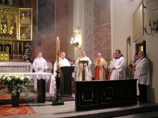 Przy drugim zatrzymaniu ministranci zapalają świece od paschału i przekazują światło wszystkim uczestniczącym w liturgii. Przy trzecim zatrzymaniu zapala się wszystkie światła w kościele.