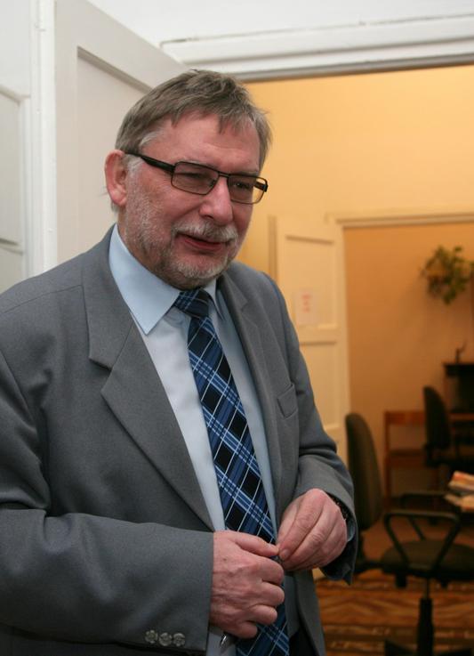 Przewodniczący Komisji Jerzy Barański z pewnym niepokojem i irytacją przedstawiał sytuację z jaką borykają się geodeci w ośrodku dokumentacji powiatu kieleckiego,