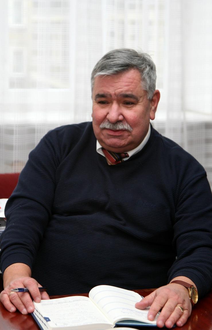 Drugim czynnikiem mającym negatywny wpływ na poziom obsługi geodetów przez ośrodek jest zbyt mała liczba zatrudnionych w nim pracowników o stosownych kwalifikacjach.