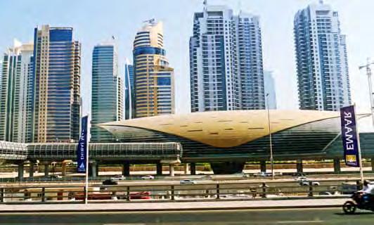 Typowa stacja metra wśród wysokiej zabudowy Dubaju, fot. K. Ryż Konstrukcja torów metra na estakadzie, fot. K. Ryż Metro w Dubaju jest najdłuższym w pełni zautomatyzowanym systemem kolei na świecie.