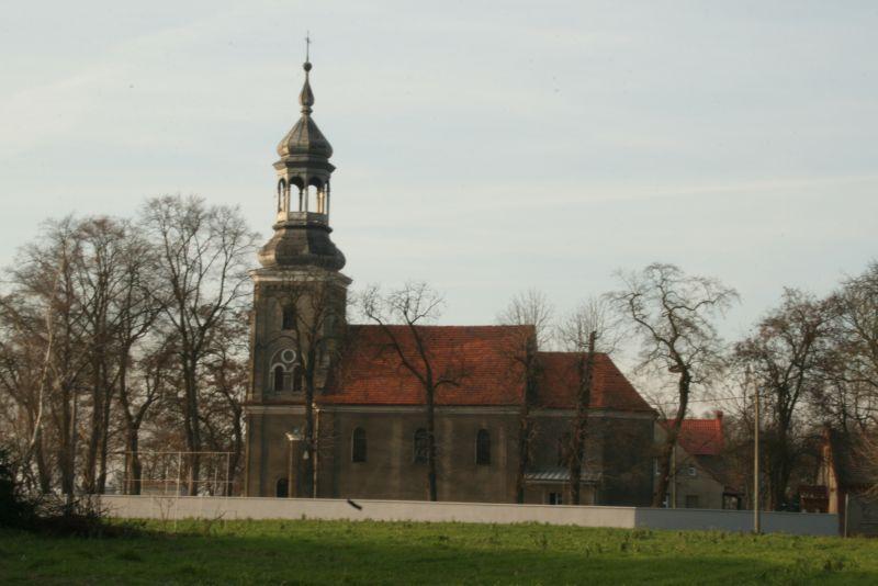 Zdjęcie 1. Kościół św. Mikołaja Źródło: Urząd Miasta i Gminy w Pleszewie. Drewniany budynek organistówki z połowy XIX wieku, zlokalizowany naprzeciwko kościoła.