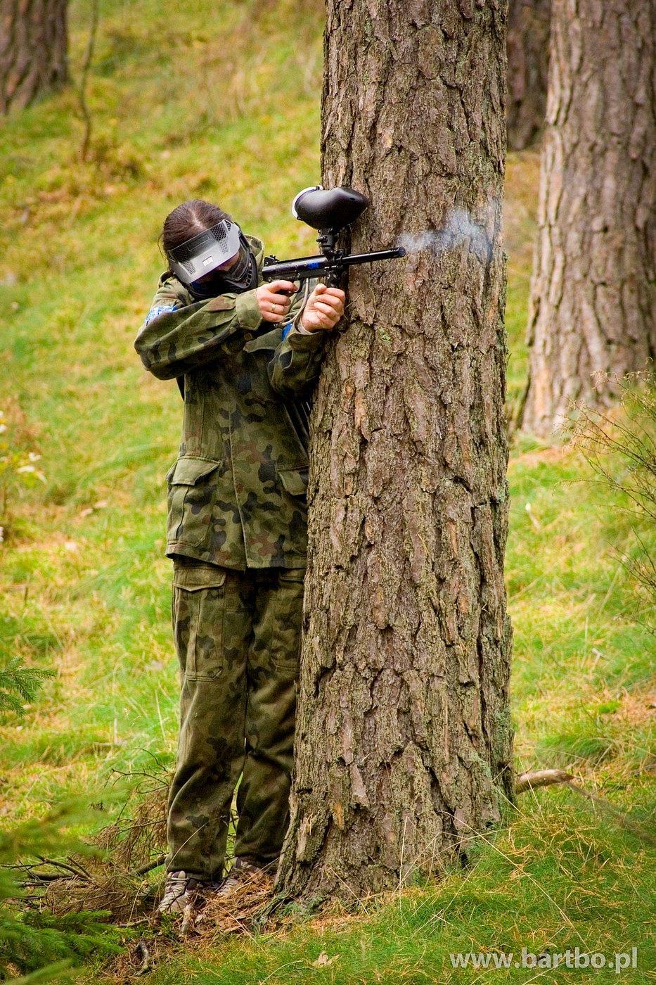 GRA W PAINTBALL Gra zespołowa polegająca na pozorowaniu walki przy użyciu markerów, które za pomocą sprężonego powietrza wyrzucają kulki wypełnione farbą na bazie żelatyny spożywczej, które