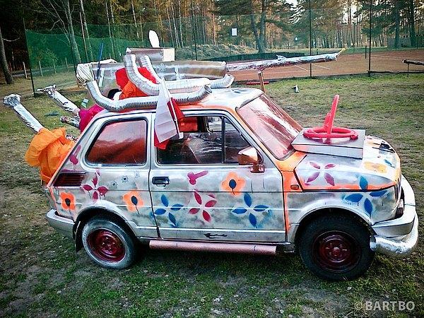 Po krótkim instruktarzu grupy przechodzą na swoje stanowiska gdzie zaczynają swoje prace konstruktorskie.