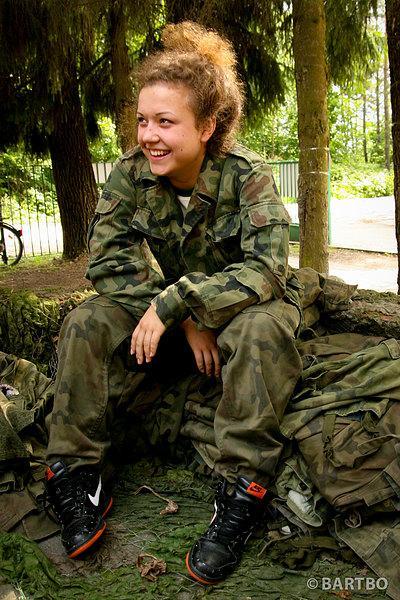 WIELKIE MANEWRY WOJSKOWE Oddział wojskowy złożony z grupy żołnierzy zostanie przeszkolony do zadań specjalnych, a następnie rzucony przez sztab na linię frontu.