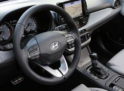 NAWIGACJA Nawigacja z 8 kolorowym ekranem dotykowym, kamerą cofania i programem aktualizacji MapCare, system ładowania bezprzewodowego Pakiet AUTOMATYCZNA KLIMATYZACJA Dwustrefowa klimatyzacja