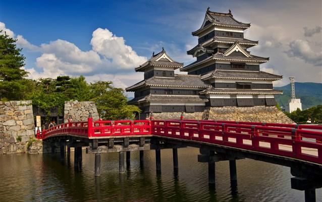 Ze względu na swój kolor nazywany Zamkiem Kruków, powstał pod koniec XVI wieku, obecnie jest najstarszym istniejącym drewnianym zamkiem w Japonii.