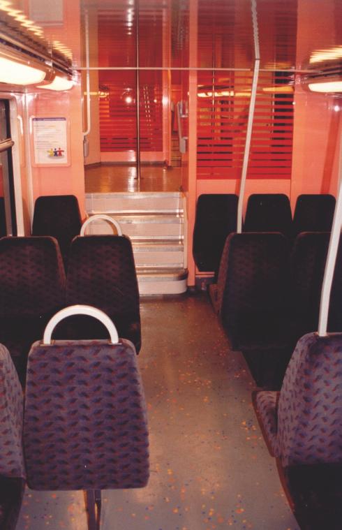 W piętrowych zespołach trakcyjnych stosowane jest rozwiązanie z dwoma wózkami pod każdym wagonem, między innymi ze względu na konieczność zmniejszenia nacisku na oś.