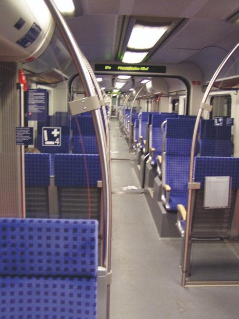 Przewidziano opcję zakupu dalszych zespołów, ale już w wersji 5-wagonowej. Tabela 2 Dane techniczne zespołów serii CP 2000 Fot. 2. Zespół serii ET 425 Fot. J.