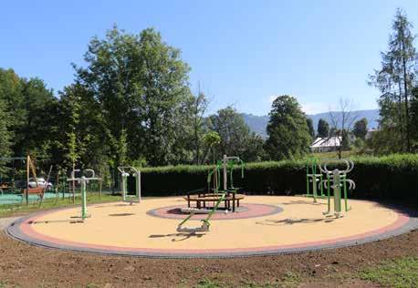 W bliskim sąsiedztwie siłowni znajduje się Park Miejski i plac zabaw dla dzieci. To już druga siłownia zewnętrzna na terenie miasta.