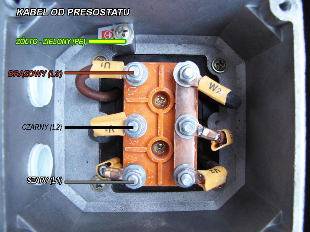 Schemat połączenia gwiazda/trójkąt można znaleźć pod pokrywą silnika.
