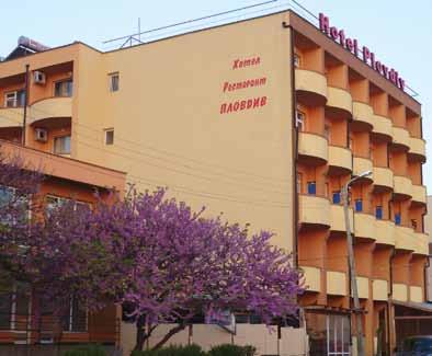 Hotel Plovdiv**+ Położenie: hotel usytuowany nad samym morzem (zejście na plażę schodami) oraz 200 m od centrum Primorska.