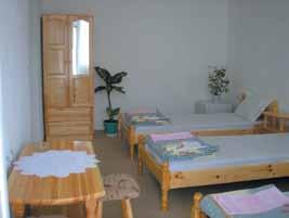 oraz apartament 2 3-os. z aneksem kuchennym (kuchenka elektryczna, podstawowe naczynia). Wszystkie pokoje i apartament posiadają: łazienkę, balkon, lodówkę, TV, wentylator.