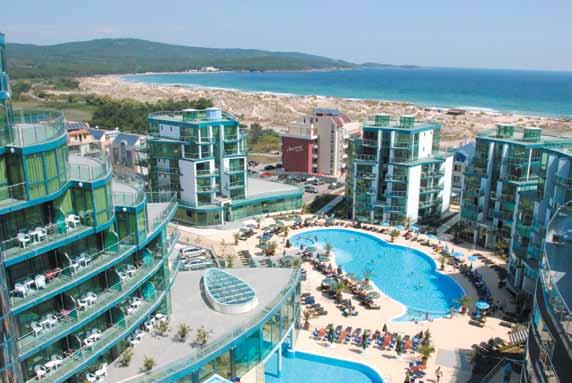 Grand Hotel Primorsko****+ Położenie: hotel oddalony ok. 50 m od plaży północnej i 400 m od centrum miejscowości.