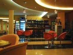 Wszystkie pokoje wyposażone w: mini bar (płatny dodatkowo), TV Sat, telefon, klimatyzację. Wyżywienie: w cenie BB: śniadania w formie bufetu (godz. 8:00-:00).