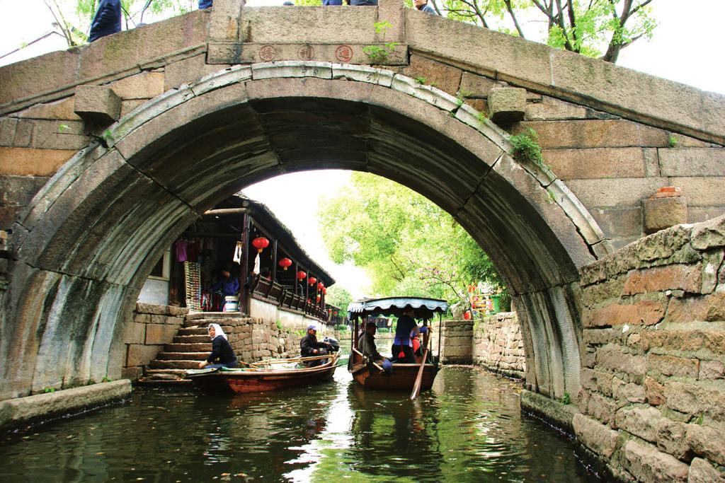 60). Fot. 62. Najbardziej popularny w Luzhi most Zhengyang Fot. 60.