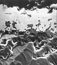 Złącza ceramika MoMn (a) (b) Warstwy metaliczne MoMn spiekane na ceramice korundowej (a) i z azotku glinu (b) w atmosferze
