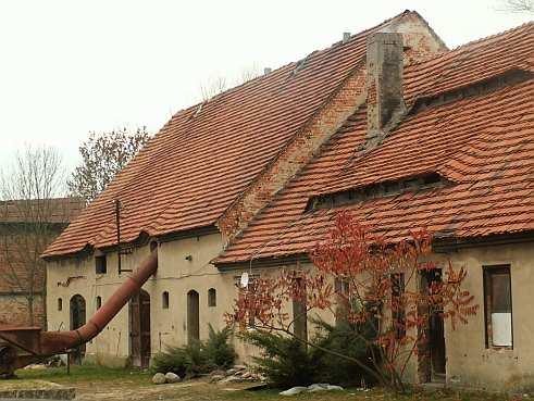 Nr karty 10 KARTA GMINNEJ EWIDENCJI ZABYTKU 32 1. OBIEKT: budynek przy domu 2. OBECNA FUNKCJA- budynek gospodarczy 3. MIEJSCOWOŚĆ 4.