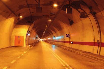 Z kolei pył krzemionkowy dodany w ilości 2 3% masy cementu (więc raczej jako domieszka) do betonu bardzo korzystnie wpływa na polepszenie urabialności mieszanki przy zachowaniu dobrej lepkości.