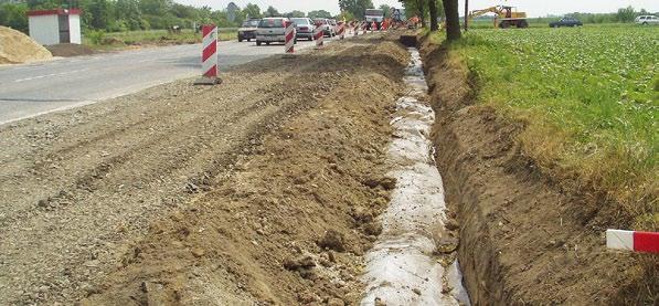 Przykłady realizacji AUTOSTRADA A1 I DROGA KOŁO SŁUPCY: DRENY LINIOWE * Patrz uwaga na stronie 8 Dren francuski to system odwodnienia dróg, zastępujący przydrożne rowy.