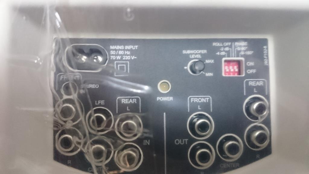 Parametry: - Bezprzewodowy pilot zdalnego sterowania - Obudowa bass reflex z aluminium i stali - Możliwość kalibracji systemu - Skuteczność: 98 db - Zakres częstotliwości: 35 Hz 85 Hz (± 3 db) - LFE