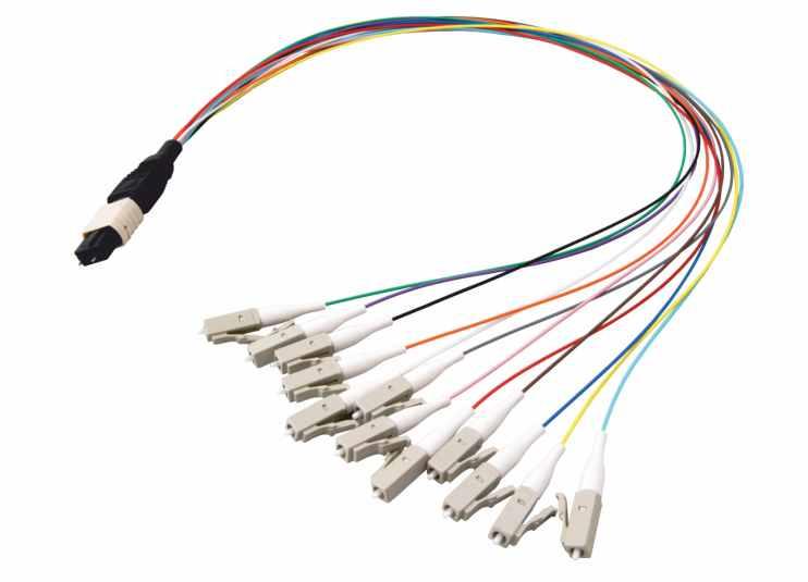 Kabel z rozszyciem 900μm MTP/MPO (Męski) Niskostratny kabel z rozszyciem 900μm MTP/MPO (męskim) na wtyki 1 x LC lub 1 x SC, długość 40cm Zgodny z normą DIN VDE 0888 Tłumienie max.