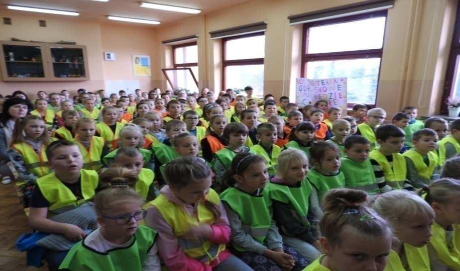 Sprawozdanie z udziału Szkoły Podstawowej w Piotrowicach w konkursie ODBLASKOWA SZKOŁA W roku szkolnym 2017/2018 nasza szkoła po raz drugi przystąpiła do akcji Odblaskowa szkoła.