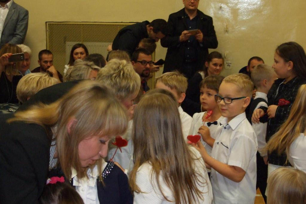 ;) Takim dialogiem nasi Milusińscy z klas pierwszych rozpoczęli uroczystość podczas której złożyli uroczyste ślubowanie i zostali pasowani na uczniów SP1.