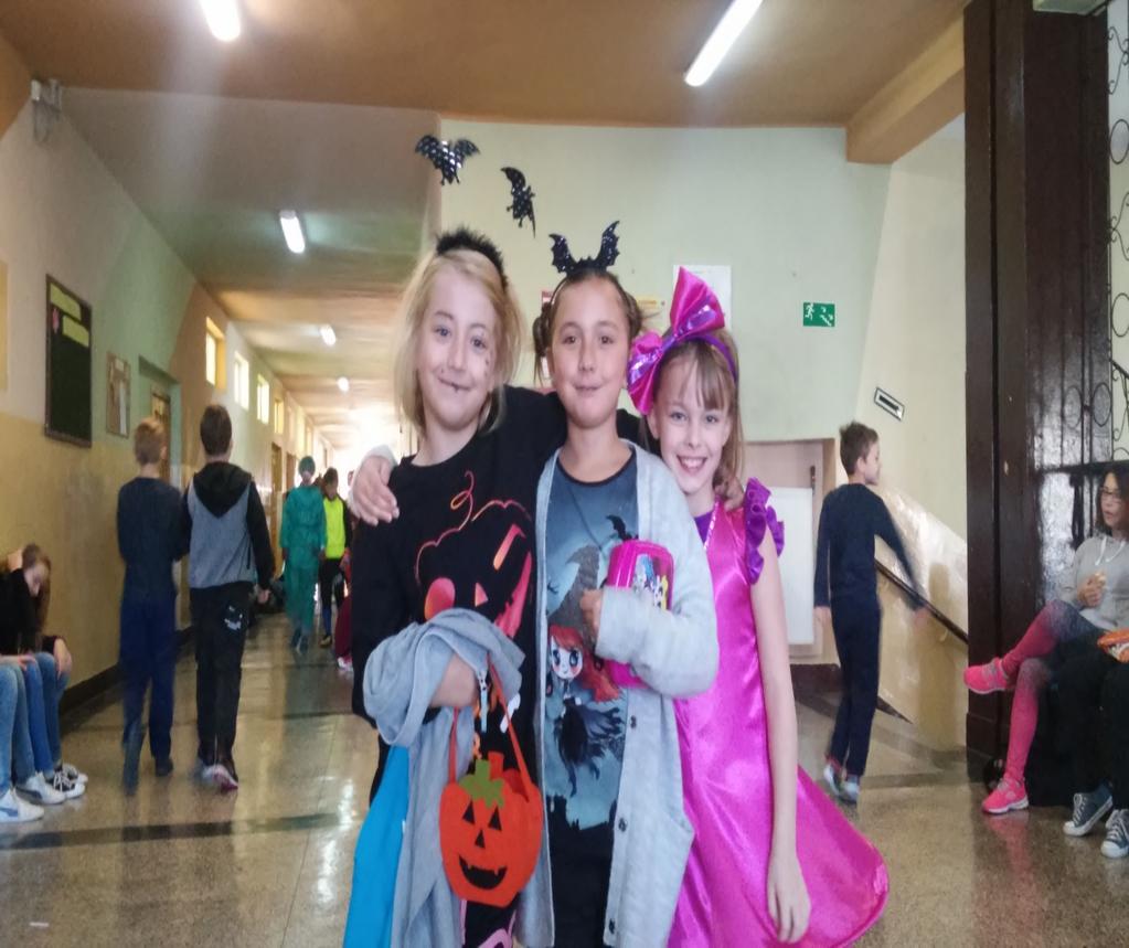 Tego wieczoru dzieci w przebraniach pukają do drzwi sąsiadów mówiąc: "c