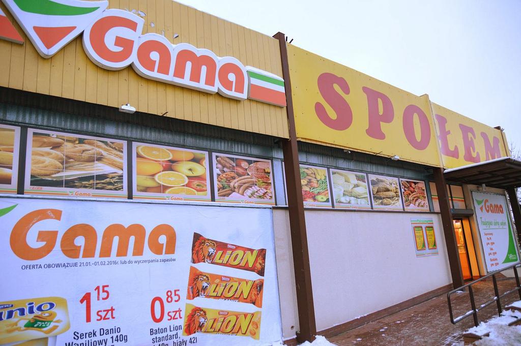 Informacje na cenówkach pomagają dobrać wino do okazji. Klienci czują się dzięki temu pewniej i więcej kupują Sklep znajduje się na wjeździe do miasta.