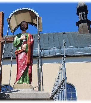 OBIEKT USYTUOWANO NA MUROWANYM SŁUPIE, WCHODZĄCYM W SKŁAD OGRODZENIA KOŚCIELNEGO.