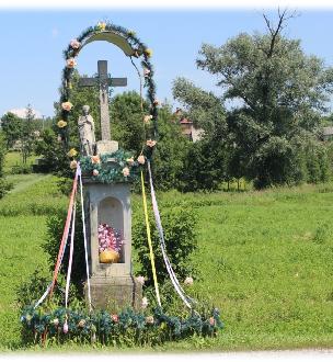 CAŁOŚĆ FIGURY WZNIESIONA JEST Z KAMIENIA Z DOMIESZKĄ ELEMENTÓW GIPSOWYCH. OBIEKT OSŁONIĘTY JEST BLASZANYM ZADASZENIEM ZWIEŃCZONYM KRZYŻYKIEM.