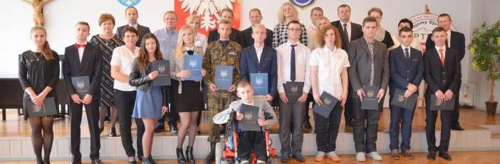Grudzień 2017 PRZEWORSKI Strona 41 Stypendia Starosty Przeworskiego dla najzdolniejszej młodzieży Zarząd Powiatu Przeworskiego przyznał stypendia dla najzdolniejszej młodzieży uczęszczającej do szkół