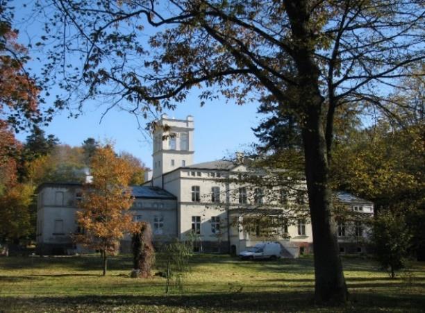 Kątno Klonowo PROGRAM OPIEKI NAD ZABYTKAMI GMINY OSTRÓDA na lata 2016-2019 cmentarz ewangelicki, dawny dwór murowany w zespole dworsko-folwarcznym, ob. budynek hotelowy połowa XIX w. A-2787 z 17.04.