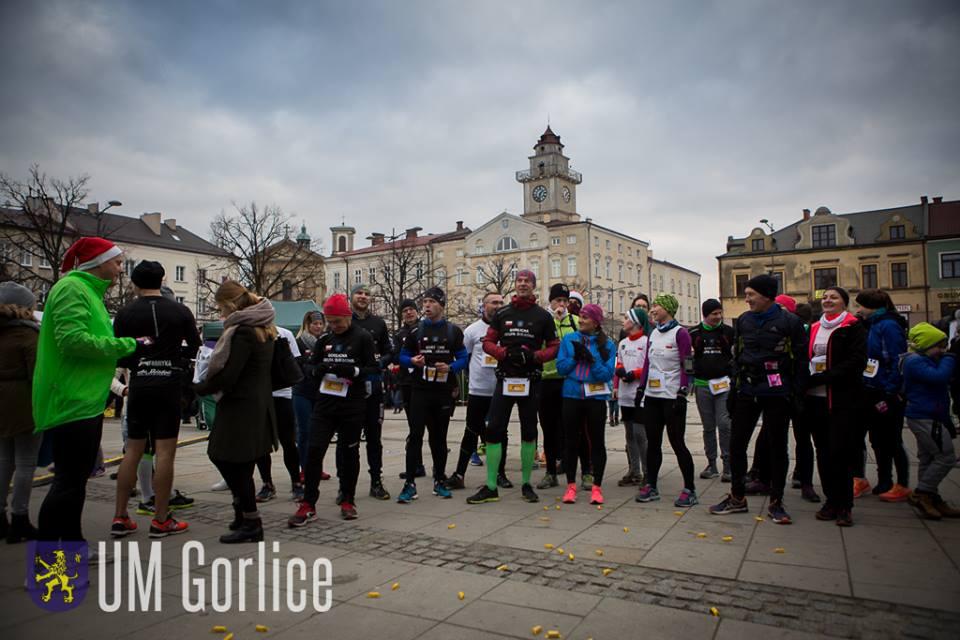 Uczestnicy sztafety przebiegli około 100 km z Biecza, przez okoliczne miejscowości, żeby zakończyć bieg na gorlickim Rynku.