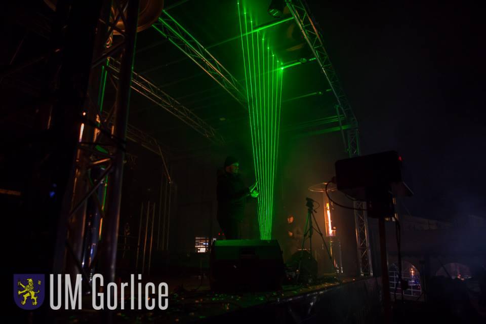niesamowitym pokazem gry na laserowej harfie!