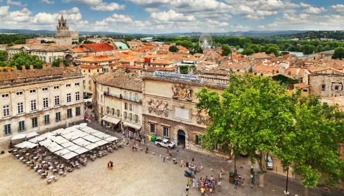 Miasto portowe założone przez starożytnych Greków. Później przejęli je Rzymianie, nadal wykorzystując świetne położenie handlowe.