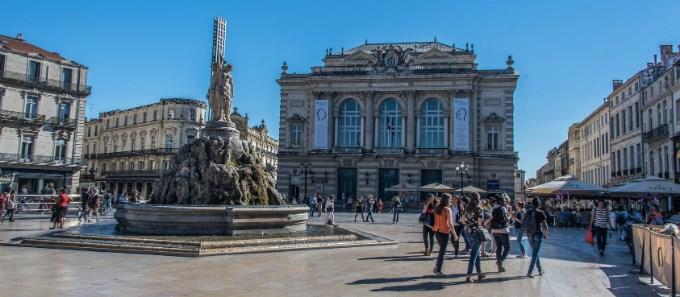 Gotycka budowla stała się później letnią rezydencją władców Królestwa Majorki. Eze Ta średniowieczna wioska nazywana jest orlim gniazdem. Zamek wzniesiono na szczycie wzgórza.